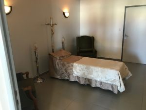 chambre funeraire avec une croix