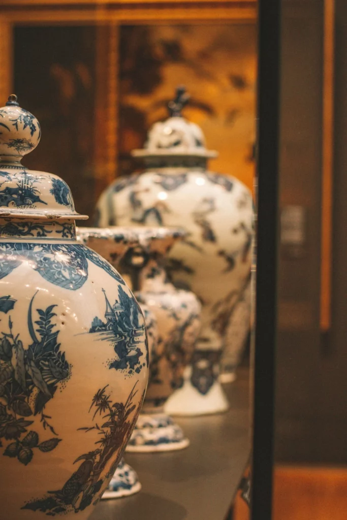Collection d'urnes funéraires anciennes en céramique chinoise peinte.